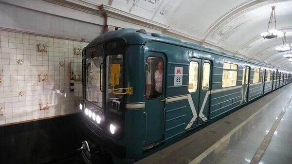 С шестьюдесятью вагонами. Поезд метро. Поезд метро на поверхности. 81-717 На Замоскворецкой линии. Вагон 81-717 на улице.