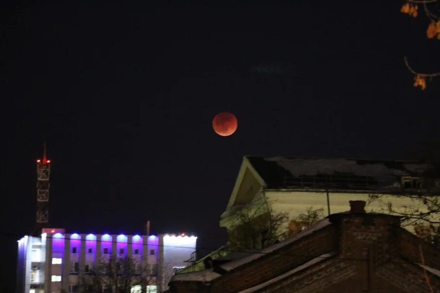 Вчера ночью какая. Кровавая Луна явление. Красная Луна в Крыму 2023. Полнолуние суперлуние, Кровавая Луна. Кровавая Луна в России.