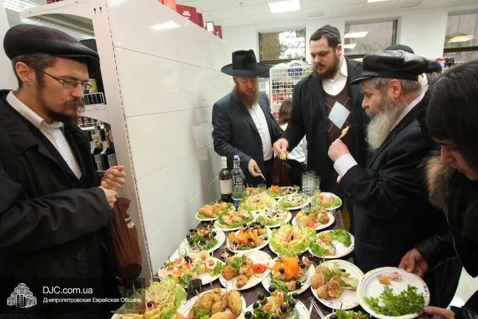 национальные израильские блюда. еврейская кухня кашрут. иудаизм пища. евреи за столом. еврейская кухня кашрут.