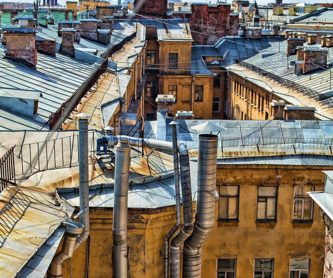Крыше на стене здания и