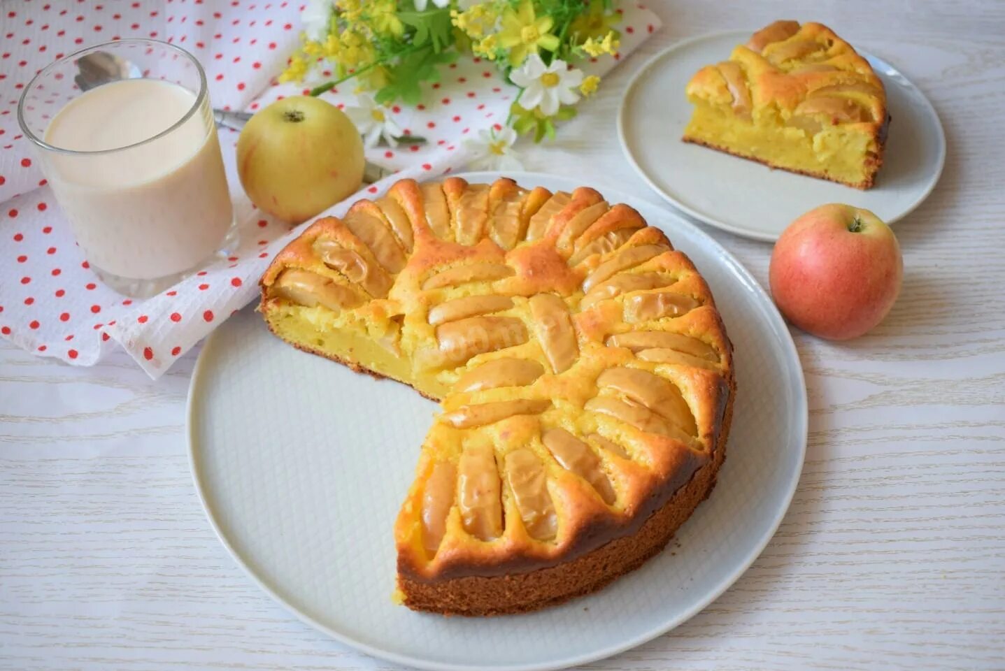 Бабушкины шарлотки. Яблочный пирог. Шарлотка с яблоками. Пышный яблочный пирог. Творожная шарлотка.
