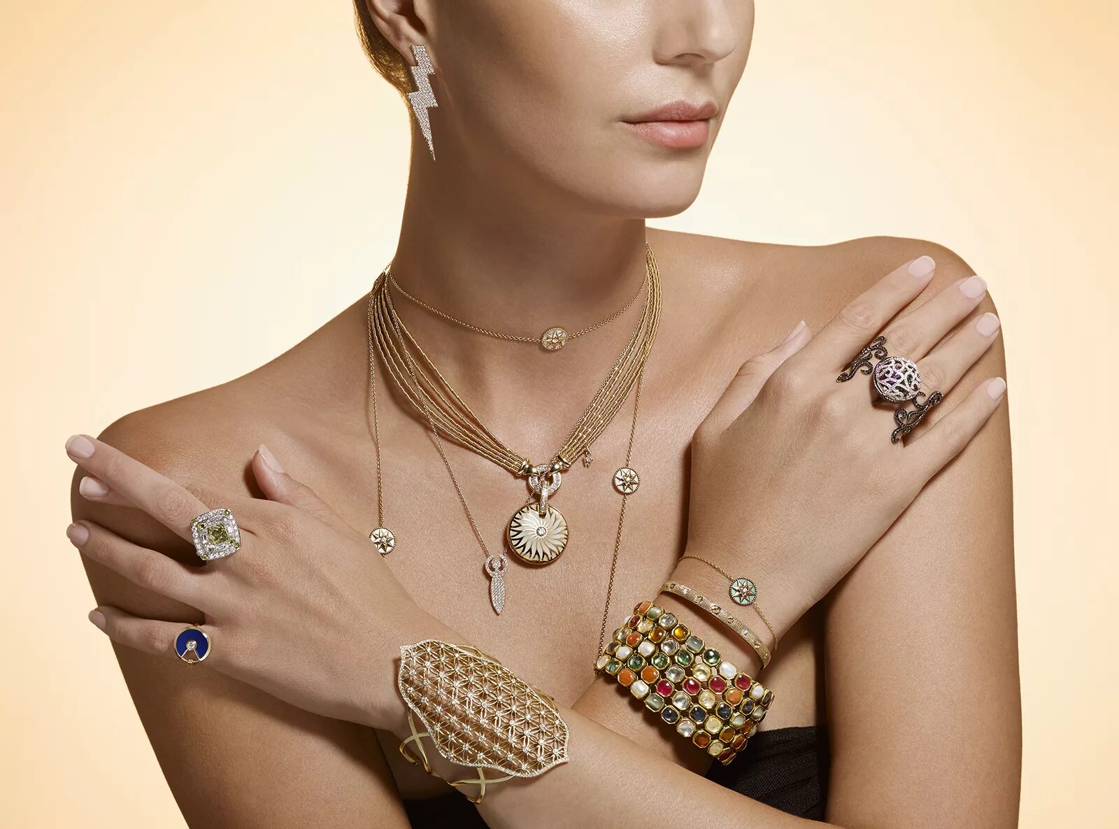 Ювелирные украшения. Девушка в украшениях. Золотой перстень индия желтый топаз. Красивые украшения золото. Элитная бижутерия.