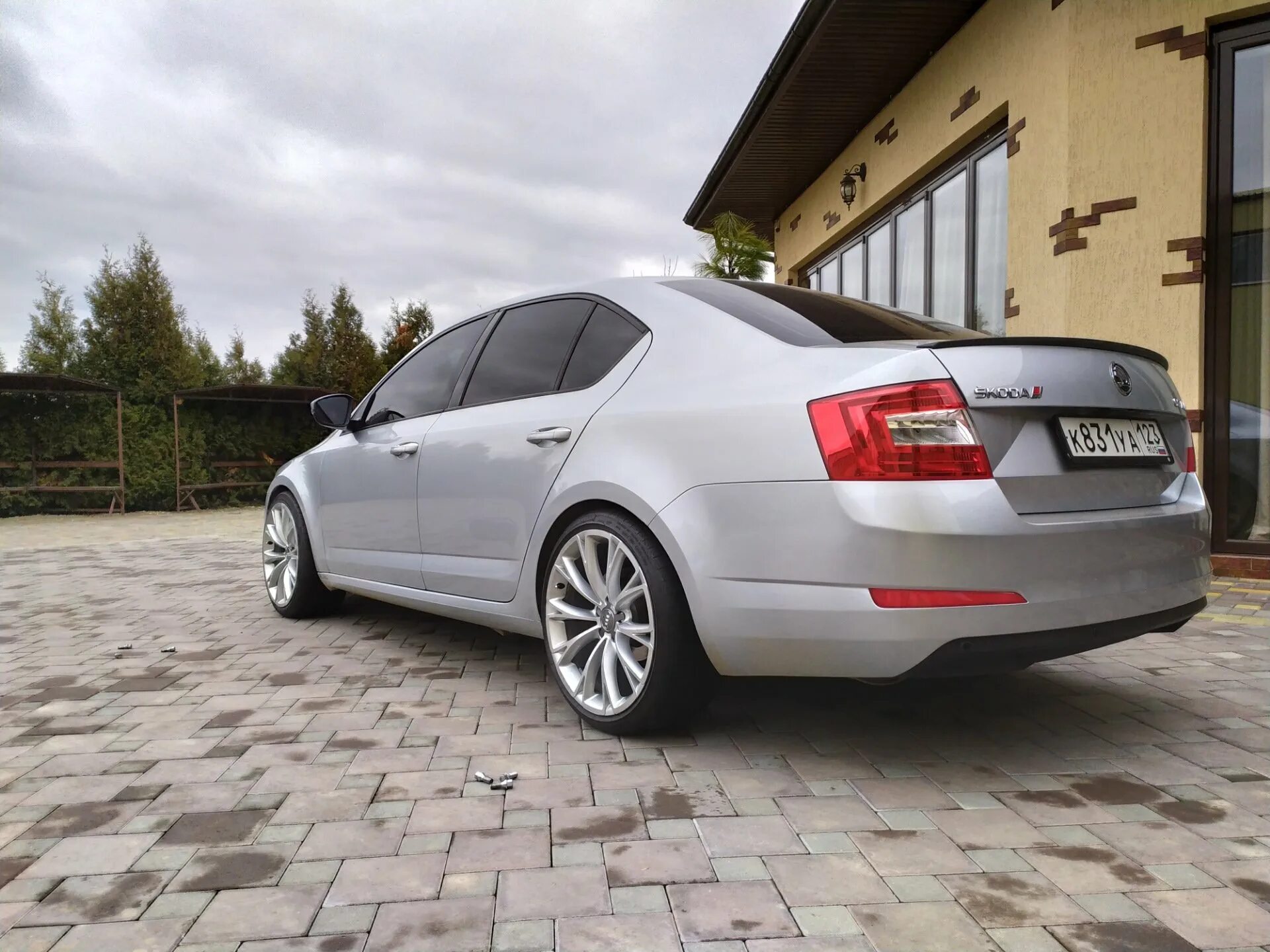 Колеса на шкоду октавию а5. Skoda Octavia a7 белая r17. Skoda Octavia a7 r17 белая RS.