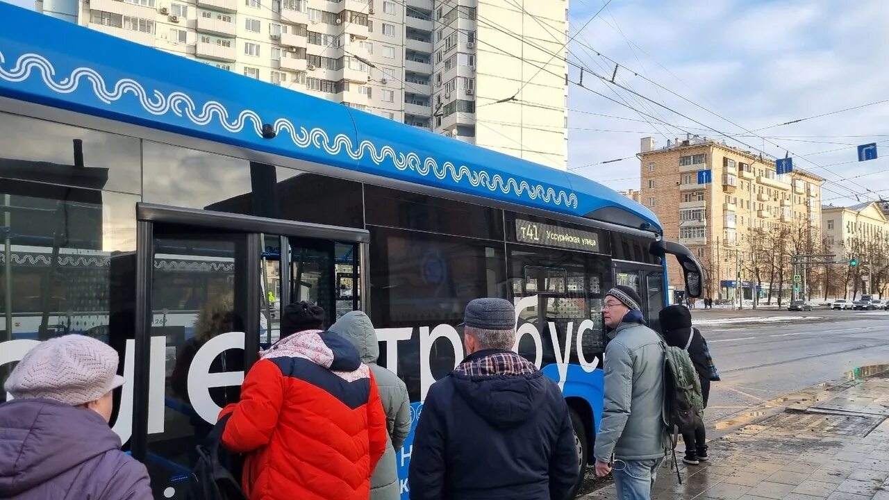 Электробус вышел на маршрут. Остановка общественного транспорта. Общественный транспорт Москвы. Электроавтобусы в Москве Гольяново. Электробус.