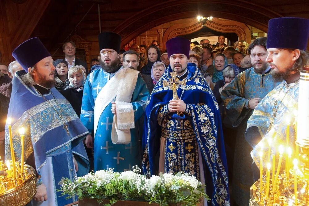 покровская церковь чароитовая улица. храм покрова на десне. покровская церковь ватутинки. резной храм в ватутинках. храм покрова божией матери на десне.