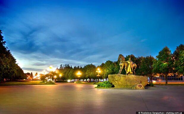 Кривой рог винница. Кривой рог фонтан. Кривой рог площадь города. Кривой рог винница. Кривой рог площадь города.