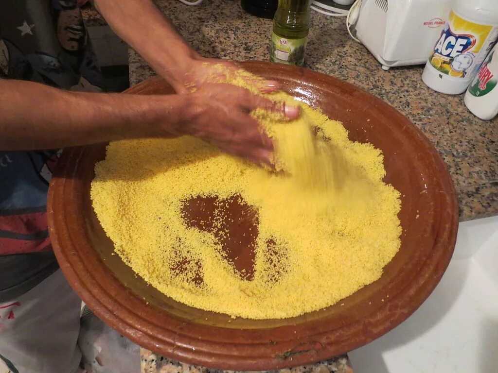 Кус кус сделать из манной крупы. Кус кус из манки. кус кус из манной крупы. необычное использование манки. приготовление кускус из манной крупы.