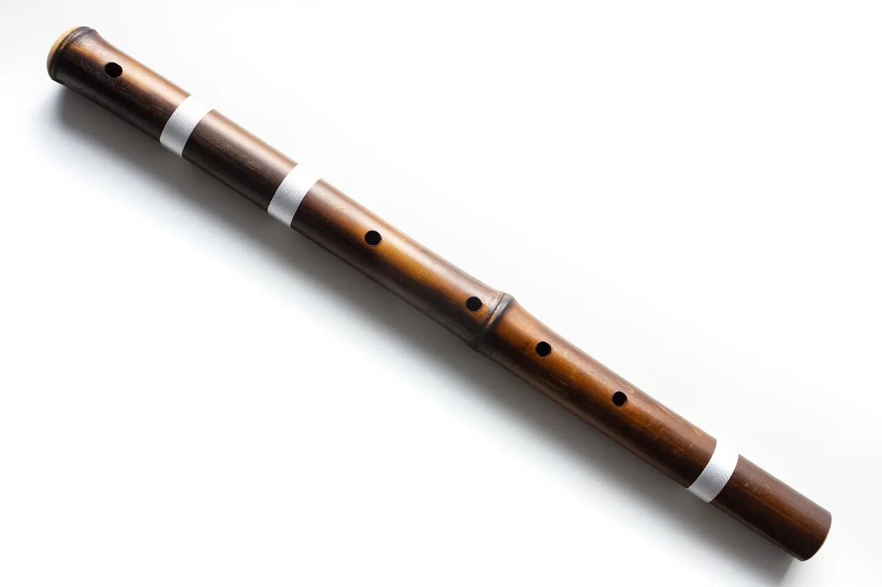 Индийский флейта музыка. Индийская флейта бансури. Бамбуковая флейта бансури. Бамбуковая поперечная флейта бансури. Бансури флейта индийские музыкальные инструменты.