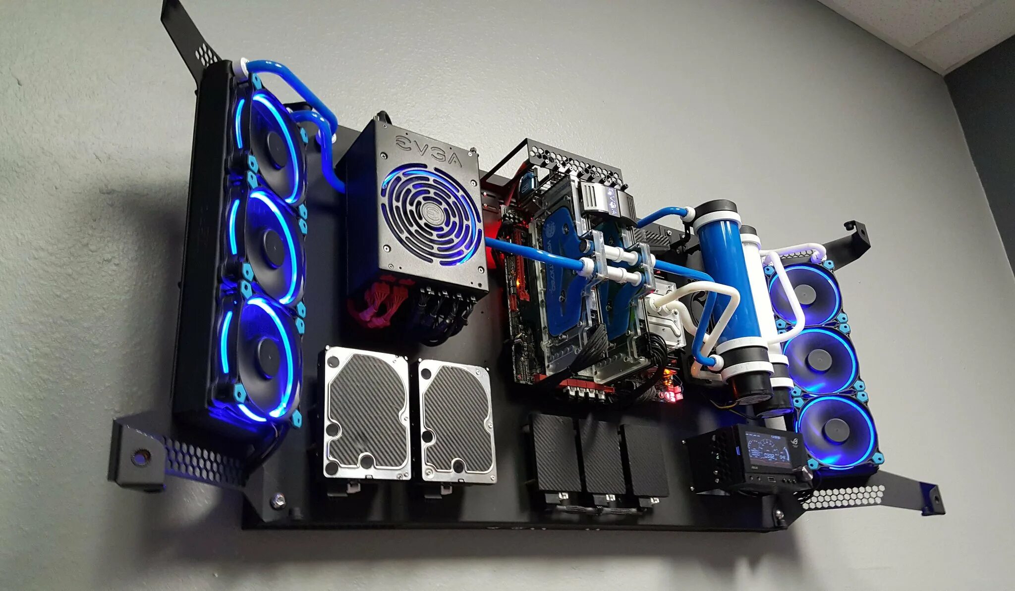 Wallmount PC Case. PC Wall Mounted Case. Моддинг корпуса AEROCOOL EXTREMENGINE 3t. Кастом корпус для ПК. Что нужно мужу на сво