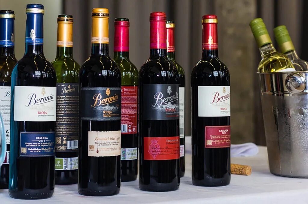 Вине винный. Вино провинция Риоха. Вино испанское марка Риоха. Вино Каталония Испания. Испан кое вино.