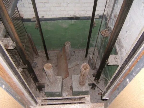 Подъемник внутри лифтовой шахты. Кабина лифта в шахте. Разрез лифтовой шахты. Какая шахта лифта. Шахта лифта изнутри.