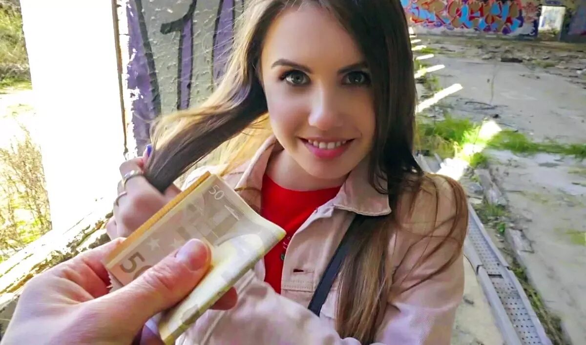 Подросток с деньгами. За деньги. Девочку за деньги на улице. Студент с деньгами. Деньги подработка.