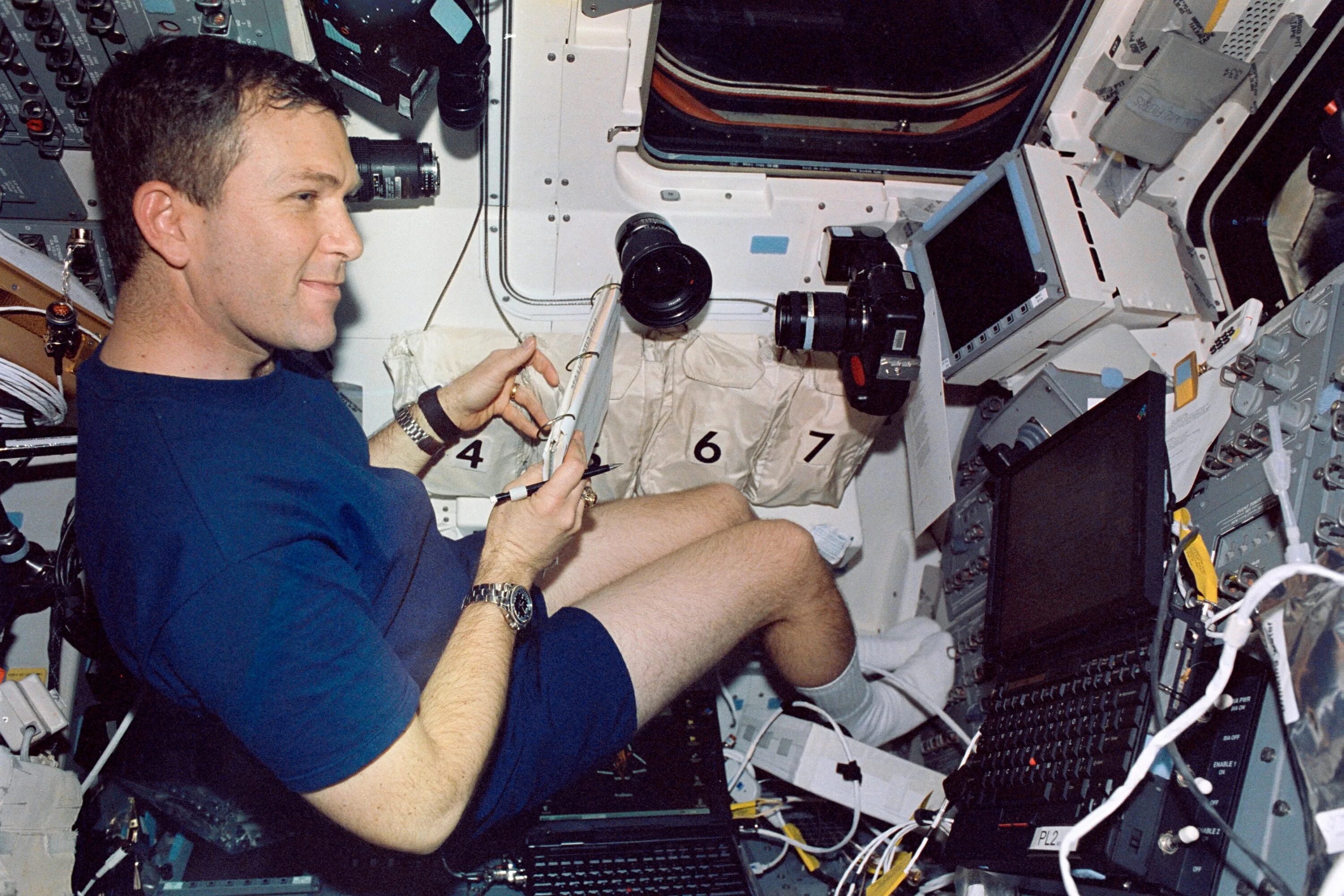 Космонавты были в полете 290 часов. STS-107. Командир экипажа Космонавтов.
