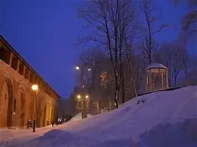 Время в смоленском. Смоленск Лопатинский сад зимой. Смоленск парк Лопатинский Крепостная стена. Смоленск люди в парке Лопатинский парк зима. Крепостная стена в Лопатинском саду.