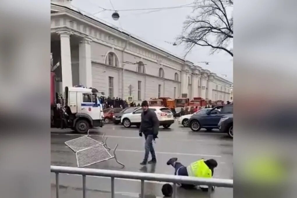 Нападение на сотрудника полиции в Санкт-Петербурге. Нападение на сотрудника полиции. Ударил полицейского на митинге.