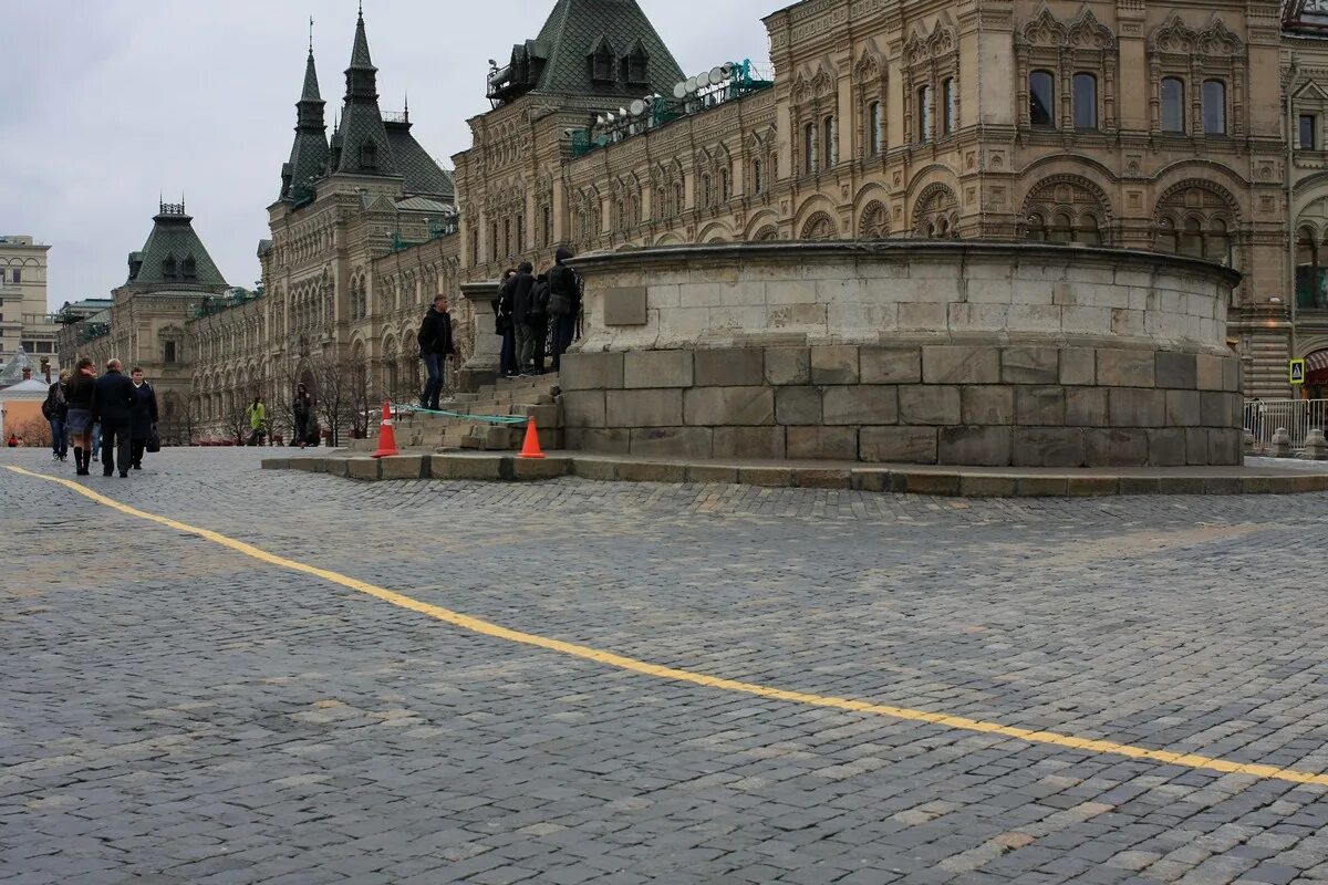 Почему Лобное место, на Красной площади в Москве, напоминает фонтан ИСКРА Дзен