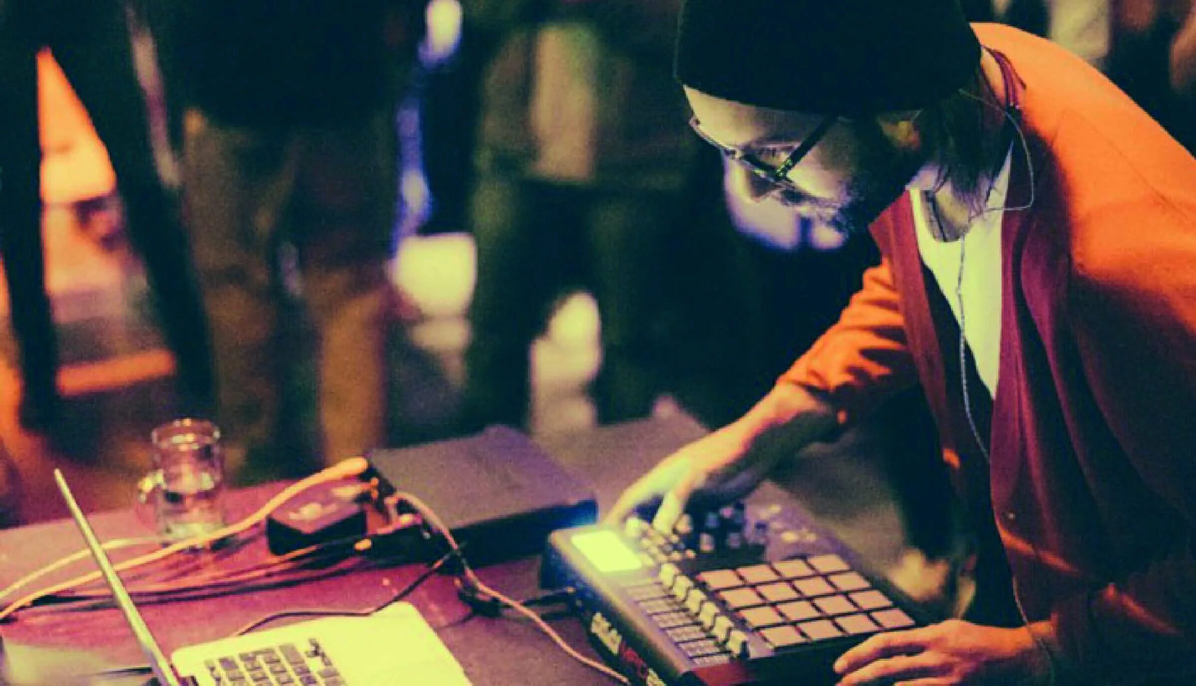 Известные битмейкеры. Диджей. Araabmuzik mpc. Маршмеллоу dj. Человек в студии звукозаписи.