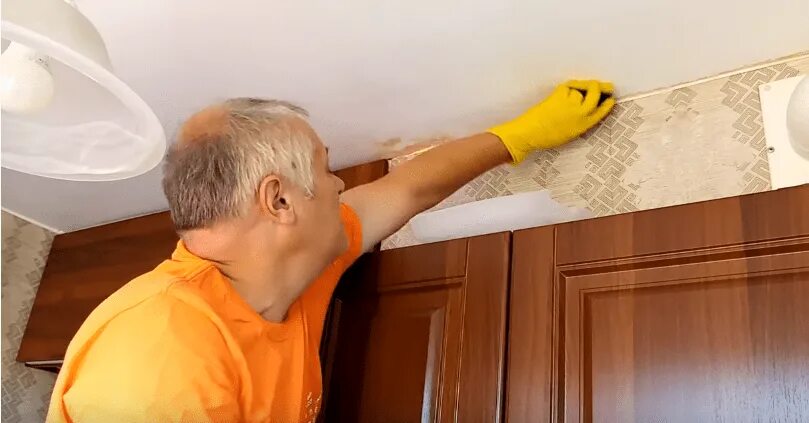 Чем отмыть пожелтевший натяжной потолок. Затопило натяжной потолок. взять с потолка.