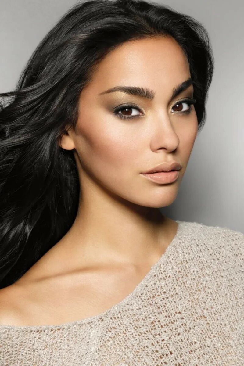 сара карбонеро. макияж дженнифер лопес. темно оливковая кожа. модные брови 2021 кендалл дженнер. оливковый цвет лица.