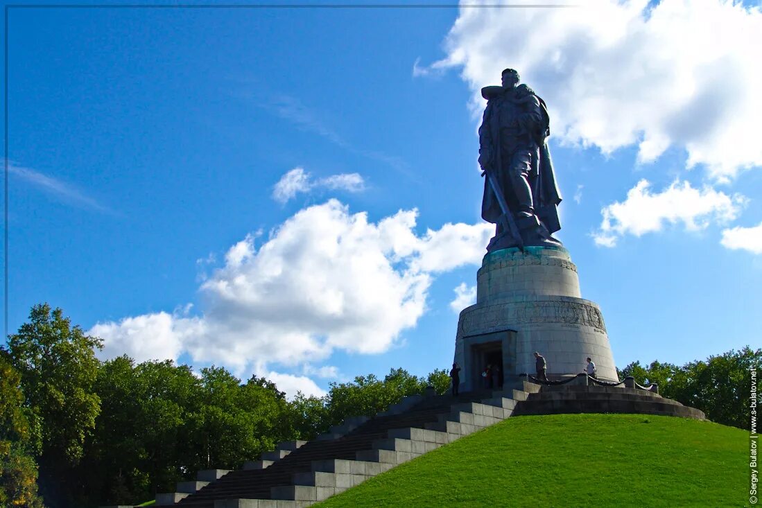 Монумент русскому солдату. Воин-освободитель Трептов-парк Берлин. Памятник воину-освободителю в Берлине в Трептов-парке. Памятник советскому солдату в Трептов парке в Берлине. Берлин Трептов парк памятник воину освободителю.