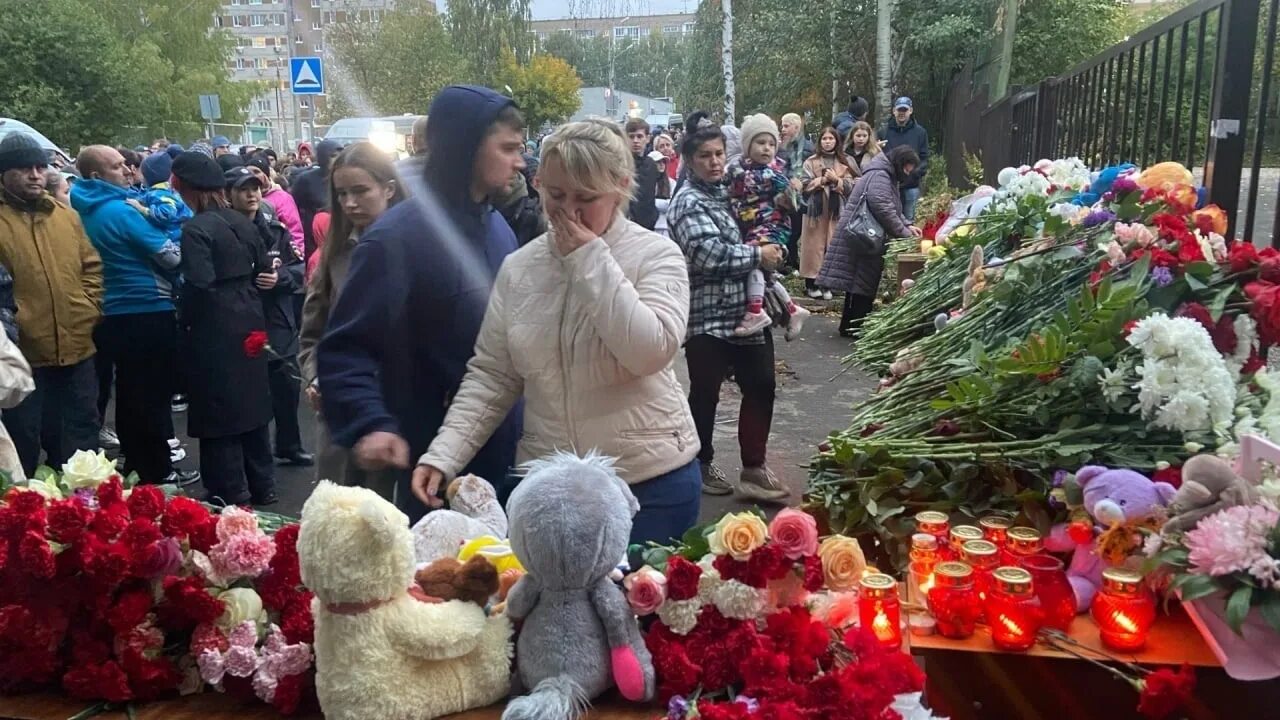 Похороны жертв теракта в москве. Родители погибших детей в Ижевской школе.