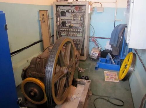 машинное помещение лифта кмз. машинное помещение лифта. машинное помещение лифта кмз. блочное помещение шахты лифта. машинное отделение лифтовой шахты.