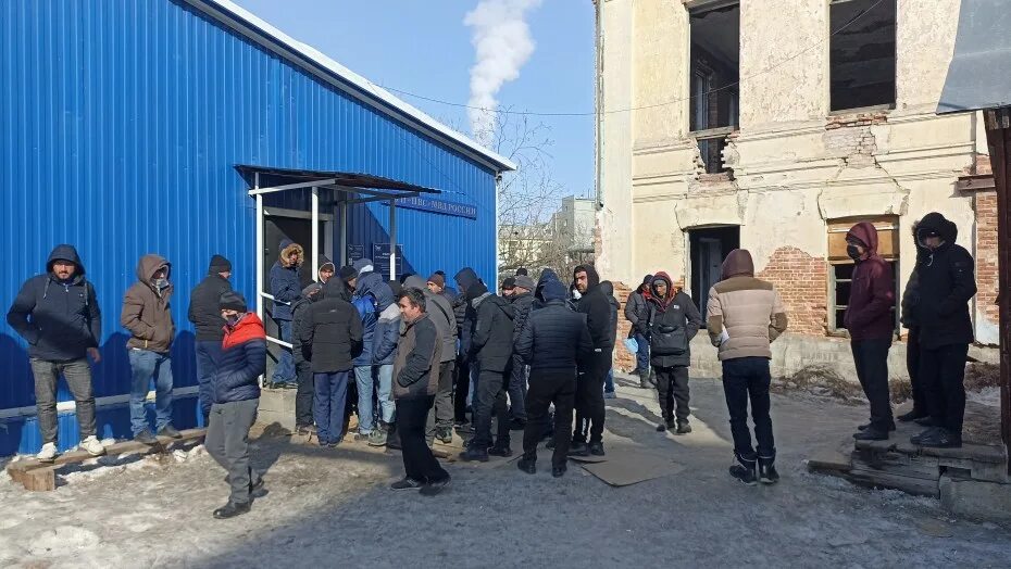 Толпа узбеков. Собрали триумф против мигрантов. Якутские националисты. Толпа гастарбайтеров. Что случилось в якутии с мигрантами.