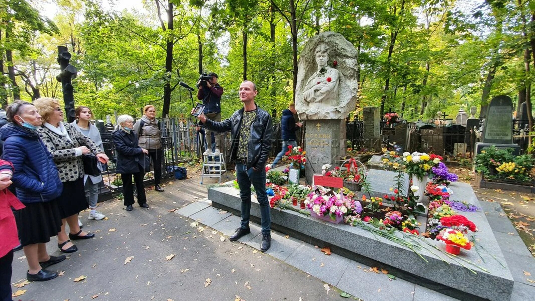 Могила Есенина на Ваганьковском кладбище. Могила Есенина на Ваганьковском. Ваганьковское кладбище Есенин. Памятник на могиле Есенина на Ваганьковском кладбище.