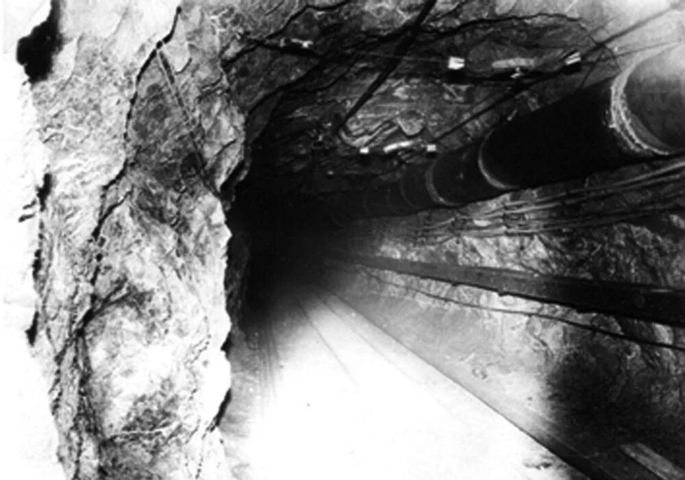 Штольня первые подземные испытания. Подземные испытания ядерного оружия. Подземные испытания. Внутри подземного ядерного взрыва. Кратер от взрыва царь бомбы.