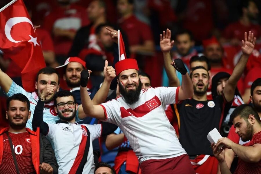 Что у турков означает. Турки. Турецкие фанаты. Турецкие футбольные болельщики. Турция люди.