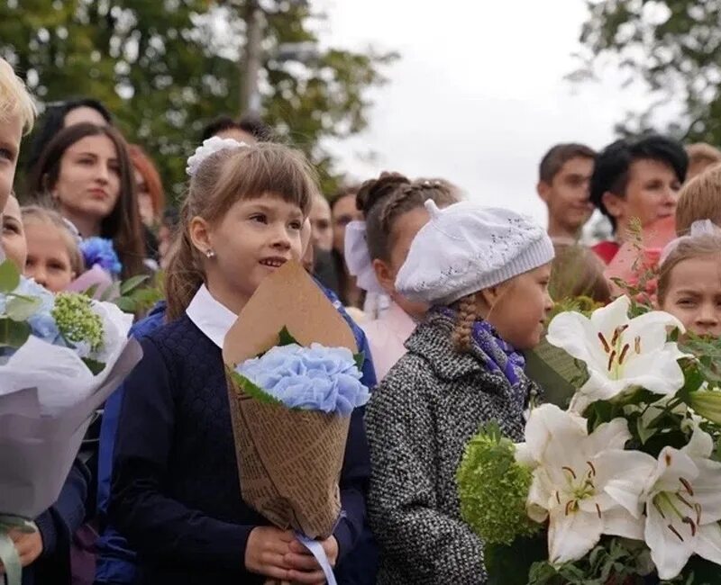 Радость 1 сентября. Школьники в школе. Школьная линейка 1 сентября. Радость 1 сентября. Первое сентября.