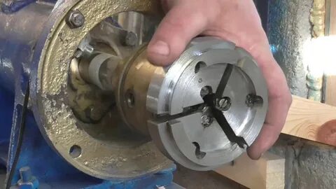 Установить патрон на токарном станке