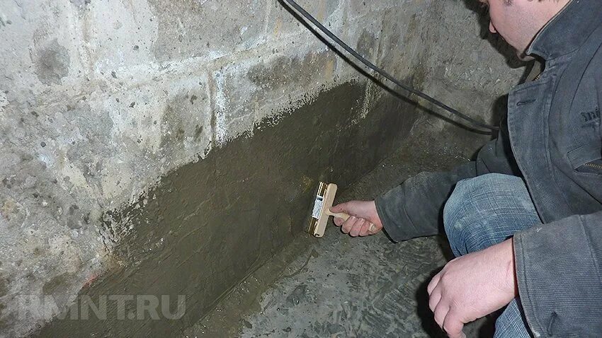 Вода попадает в гараж. Гидроизоляция подвала гаража изнутри. Течь в погребе. Бетонные стены в подвале. Протечки в подвале.