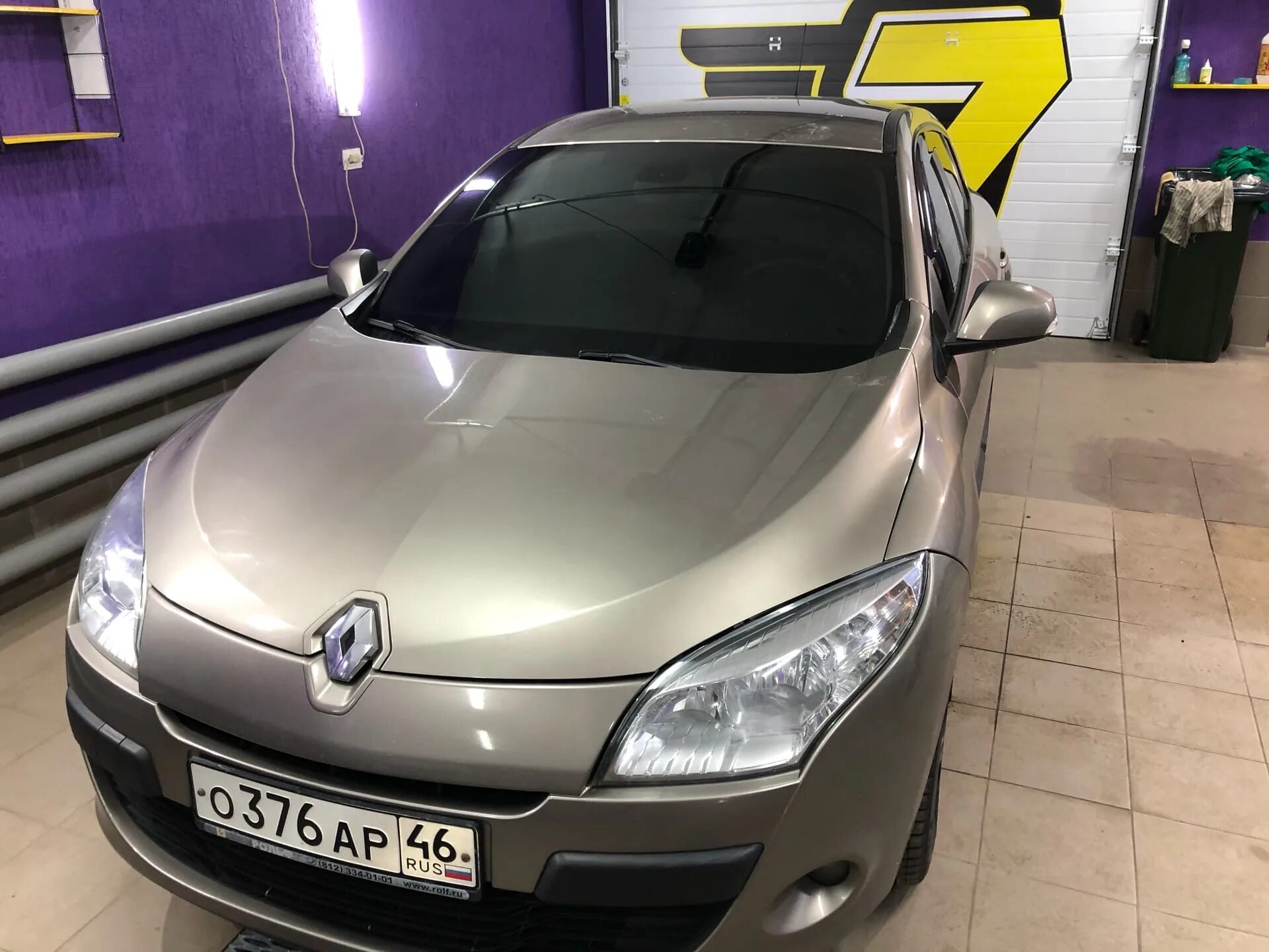 Renault курск. Renault Megane 3 тонировка. Рено Меган 3 хэтчбек тонировка стекол. Тонировка лобового Рено Флюенс. Рено Флюенс тонированный.