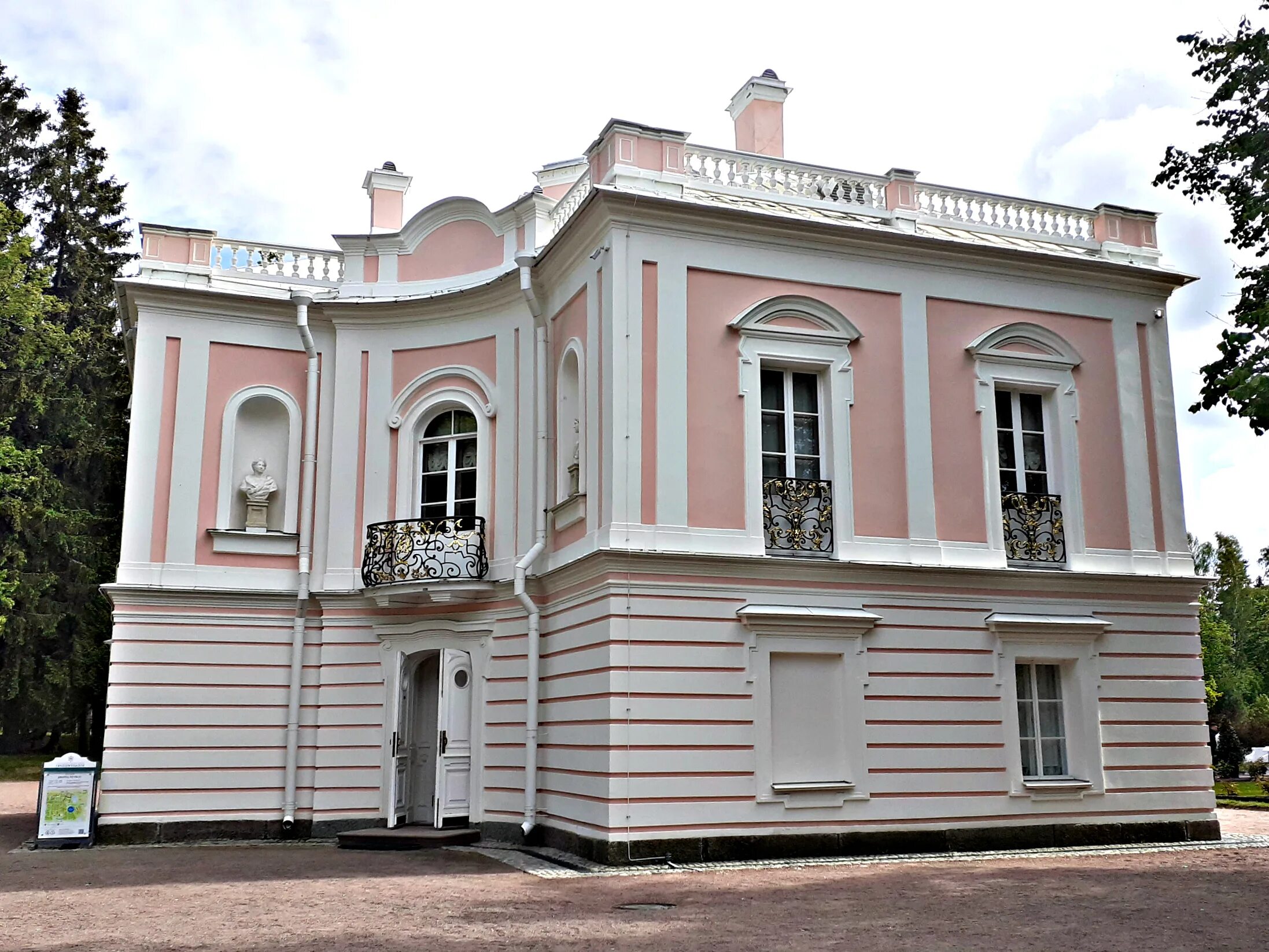 МИНИАТЮРНЫЙ ДВОРЕЦ ИМПЕРАТОРА ПЕТРА III В ОРАНИЕНБАУМЕ / MINIATURE PALACE OF EMP