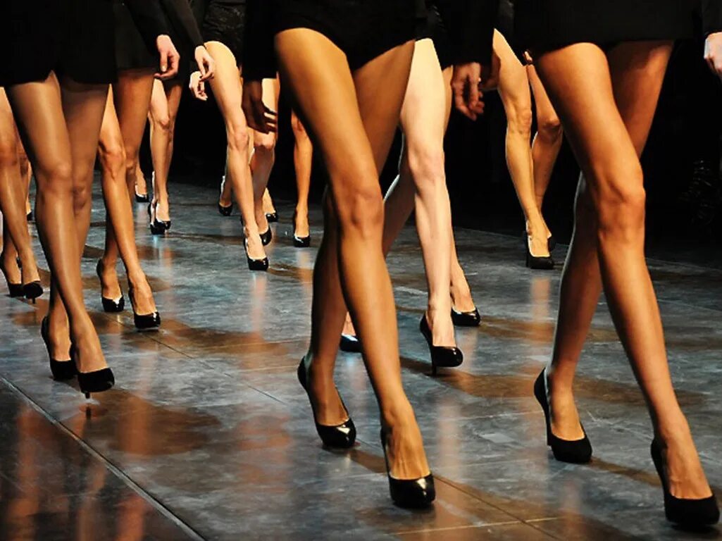 Походка женщины. Уверенная походка. Походка. Ноги людей на улице. Х походка.