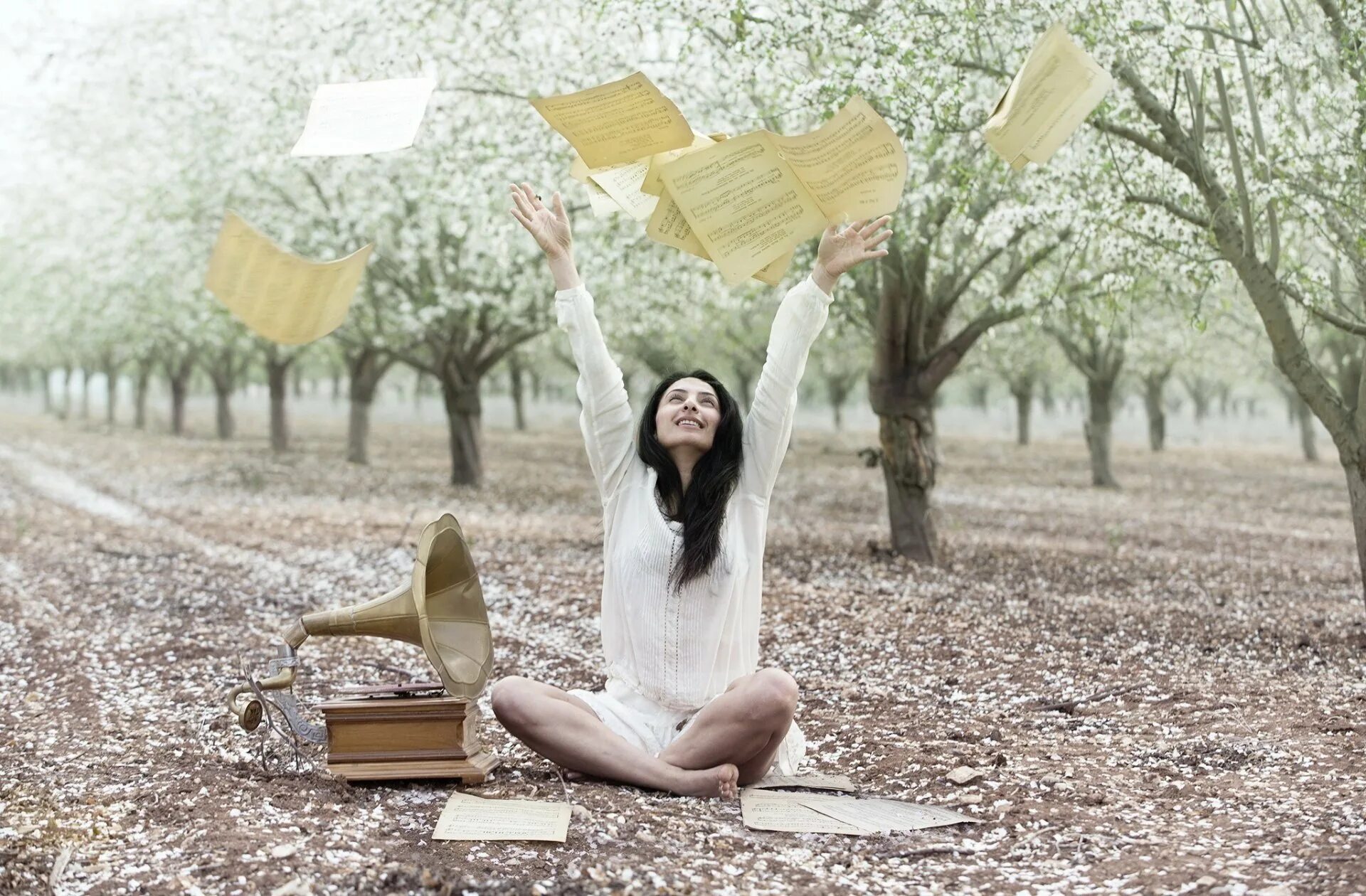 Передышка девушка. Счастливая девушка. Стильная женщина. Уверенная в себе девушка. Радостная девушка.