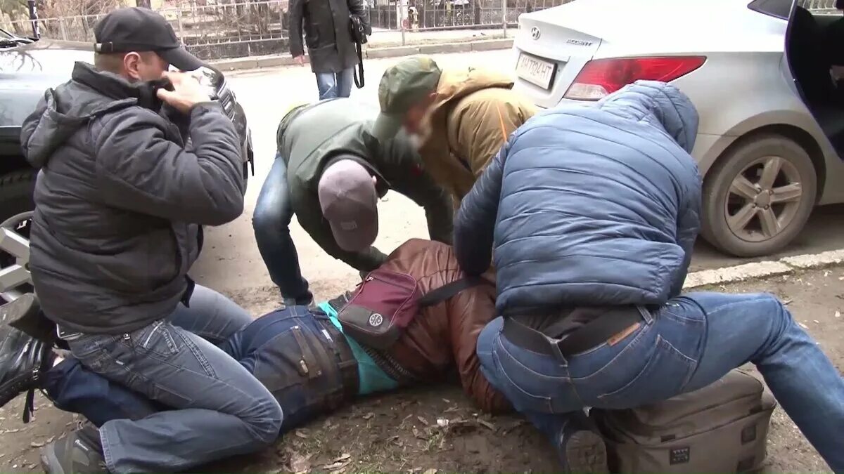 Задержанный в отделе полиции. Оперативникив шаттском. Задержание оперов. Задержание преступника в квартире. Задержание преступника.