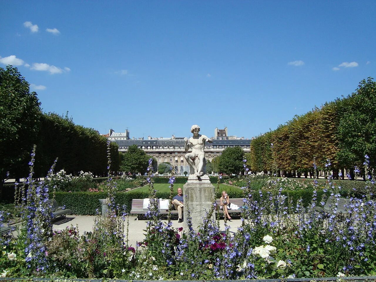 Франция пала. Сад Пале Руаяль. Palais Royal Париж. Парк Пале рояль в Париже. Орлеанская галерея в Париже.
