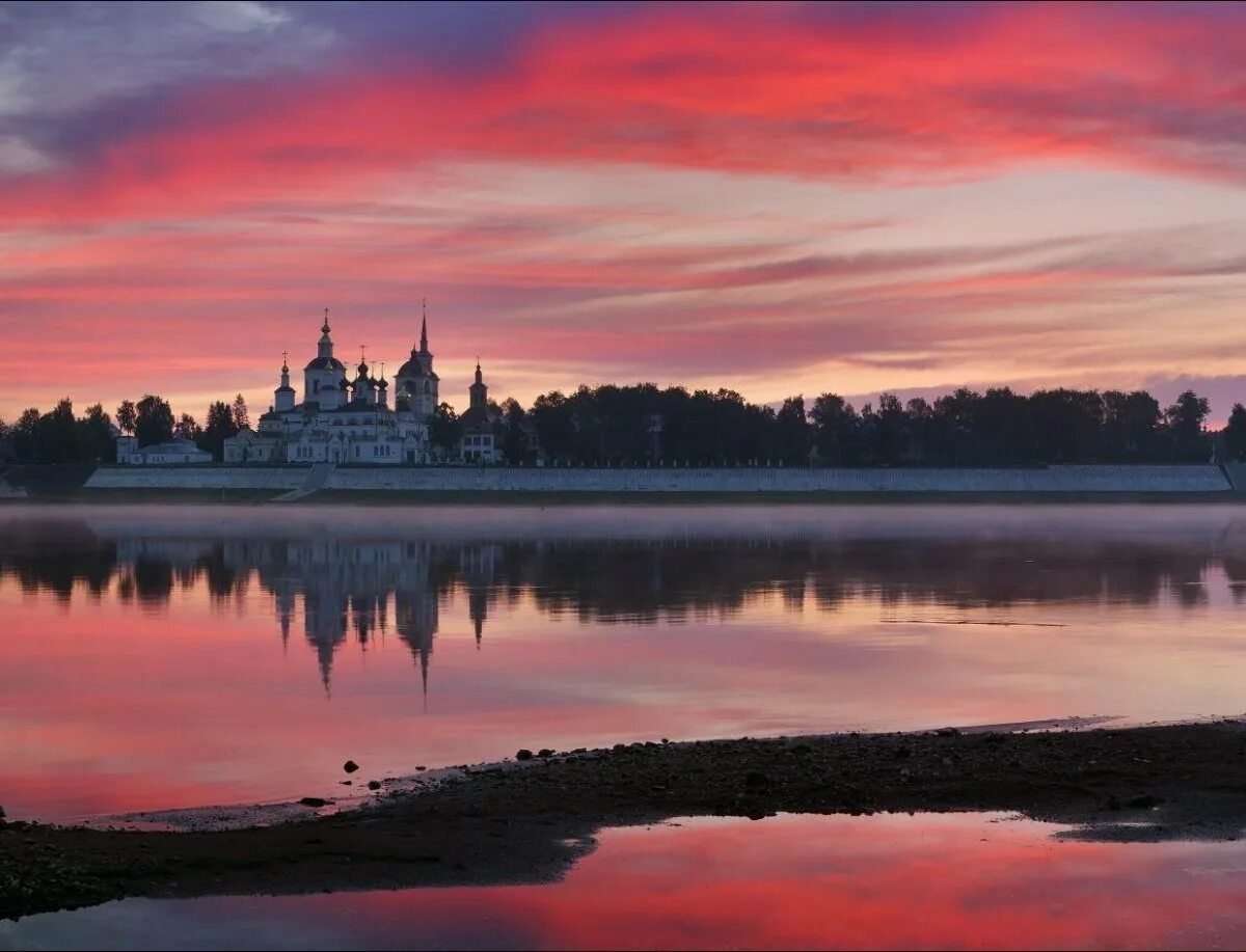 Река Сухона Великий Устюг. Река Сухона Тотьма. Великий Устюг берег Сухоны. Монастырь на берегу реки Сухоны Великий Устюг.