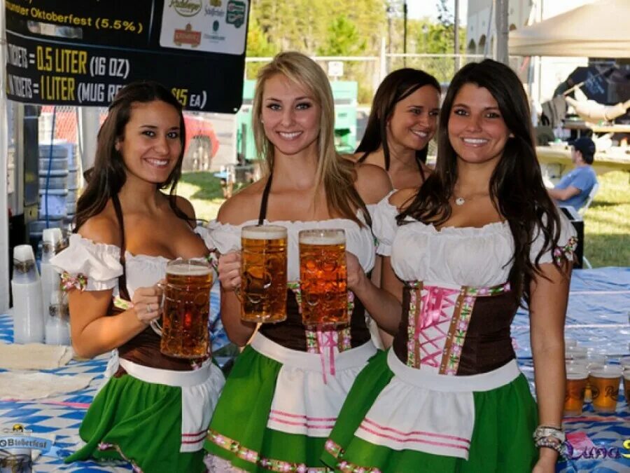 Октоберфест в Германии. Немецкая официантка с пивом. Немецкие девушки. Официантки в Германии.