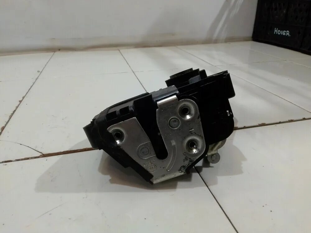 Geely emgrand ec7 концевик двери. Замок задней двери джили атлас. Emgrand замок двери. Дверной замок geely emgrand 7. Geely 1018011208.