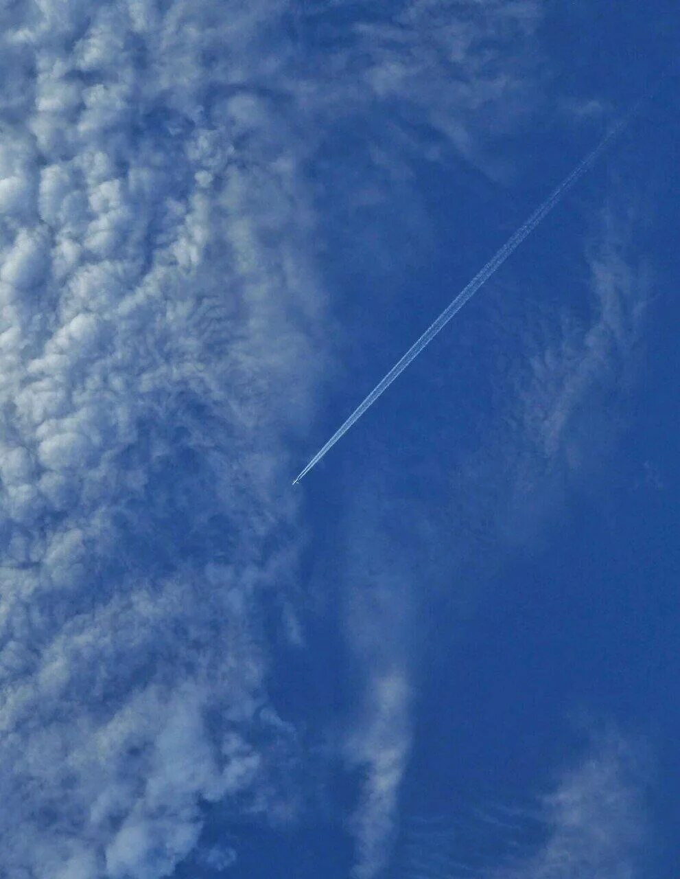 Вид с МКС. Самолет на земле. Самолет вид из космоса. Самолет с МКС. За пролетающим самолетом видна темная полоса