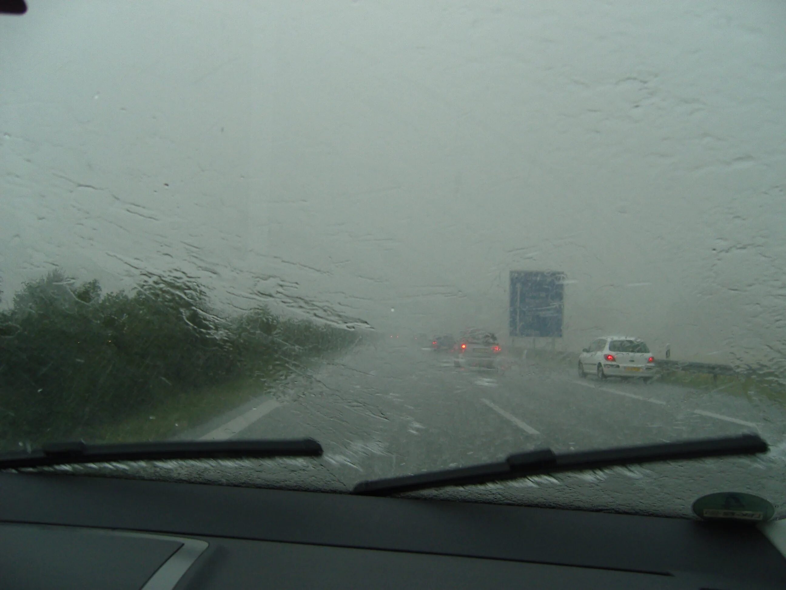 Хорошо в машине в дождь. Дождь из окна машины. Дождь на окне машины. Вид из окна машины дождь. Дождь в лобовое стекло.