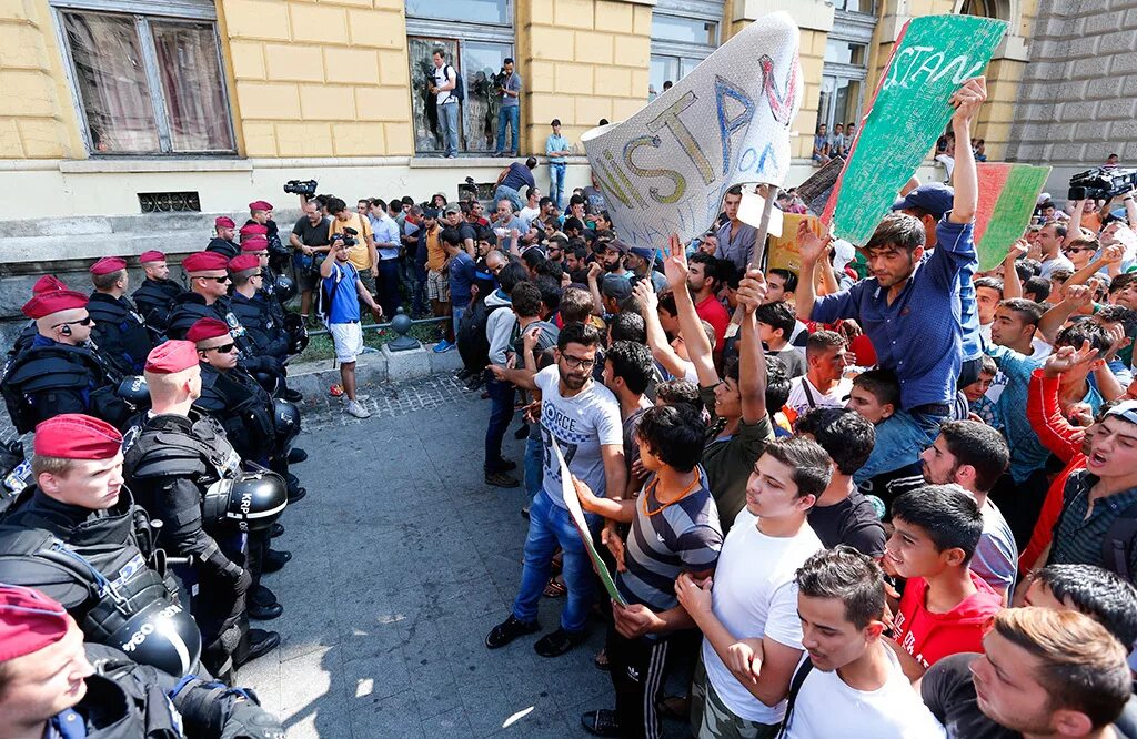 Миграция конфликт. Миграционный кризис в германии 2015. Миграция конфликт. Миграционный кризис в германии 2015. Миграция конфликт.