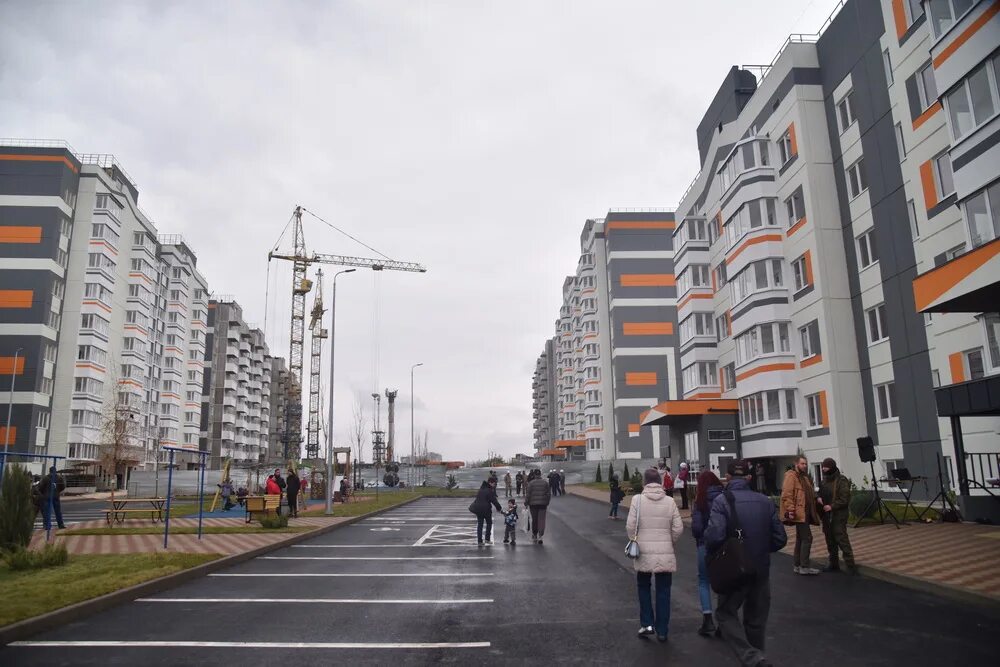 Застройщики в мариуполе 2023. Мариуполь стройка 2023. Многоэтажный дом. Жк изумрудный мариуполь. Новый жк в мариуполе.