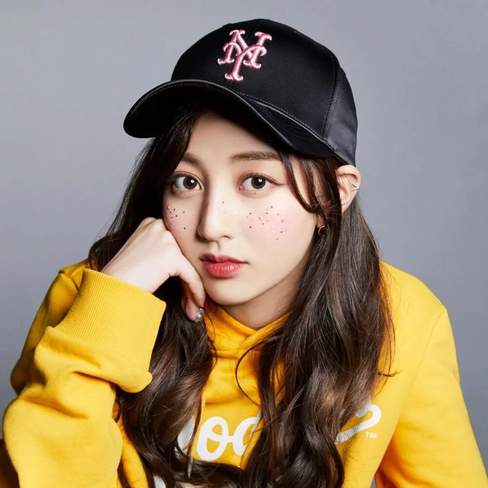 Джихё twice 2020. Твайс пак чжихе. Твайс участницы джихе. Джихе из twice. Пак чжихё twice.