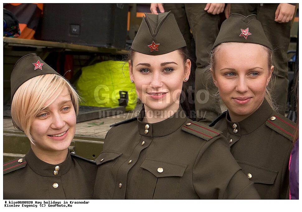 девушка в пилотке в военной форме. пилотка фссп женская. одеть пилотку. одеть пилотку. прическа под пилотку.