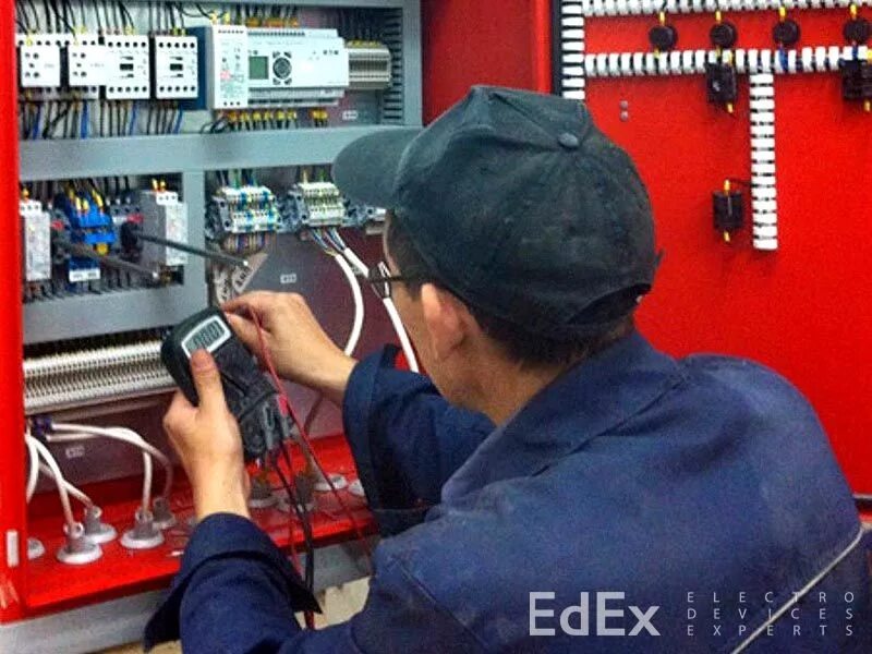 Монтаж наладка пожарной сигнализации. Система охранно-пожарной сигнализации. Электромонтер охранно-пожарной сигнализации. Охранно-пожарные системы. Монтаж пожарной сигнализации.