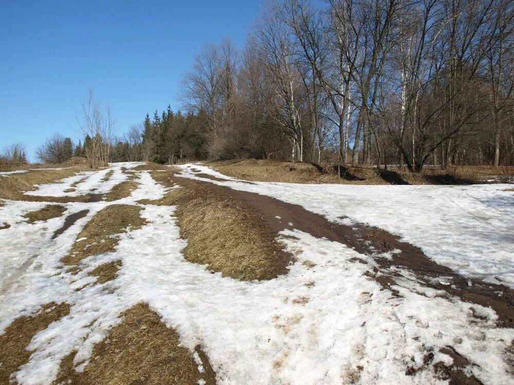 Село качки занесенное снегом оттаивает. Проталины в городе. Снежные проталины. Весеннее таяние снега.